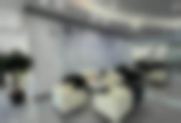 医生细致检查牙齿